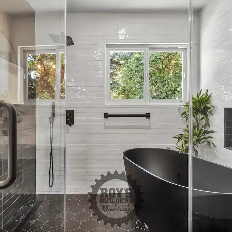 Bright bathroom with tub and greenery